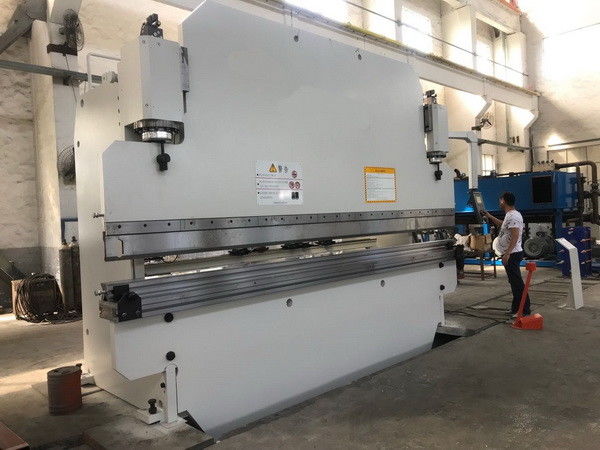 6.5M মেটাল শীট CNC হাইড্রোলিক প্রেস ব্রেক 4000KN বল বাঁকানো ইস্পাত দিয়ে তৈরি